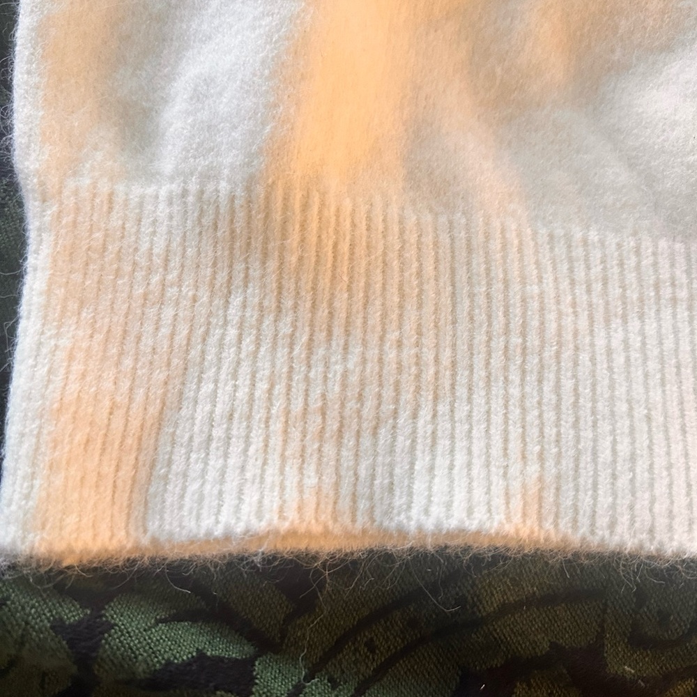 Chic Ivory Turtleneck Sweater - Picture 4 of 4